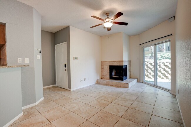 Foto del edificio - 2450 Wickersham Ln