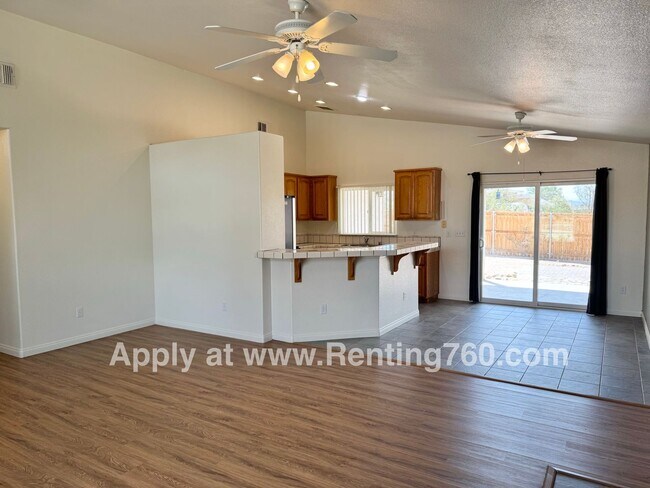 Foto del edificio - 6748 Quail Spring Ave