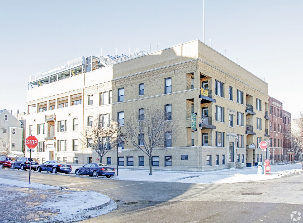 Foto principal - 3702 N Sheffield Ave