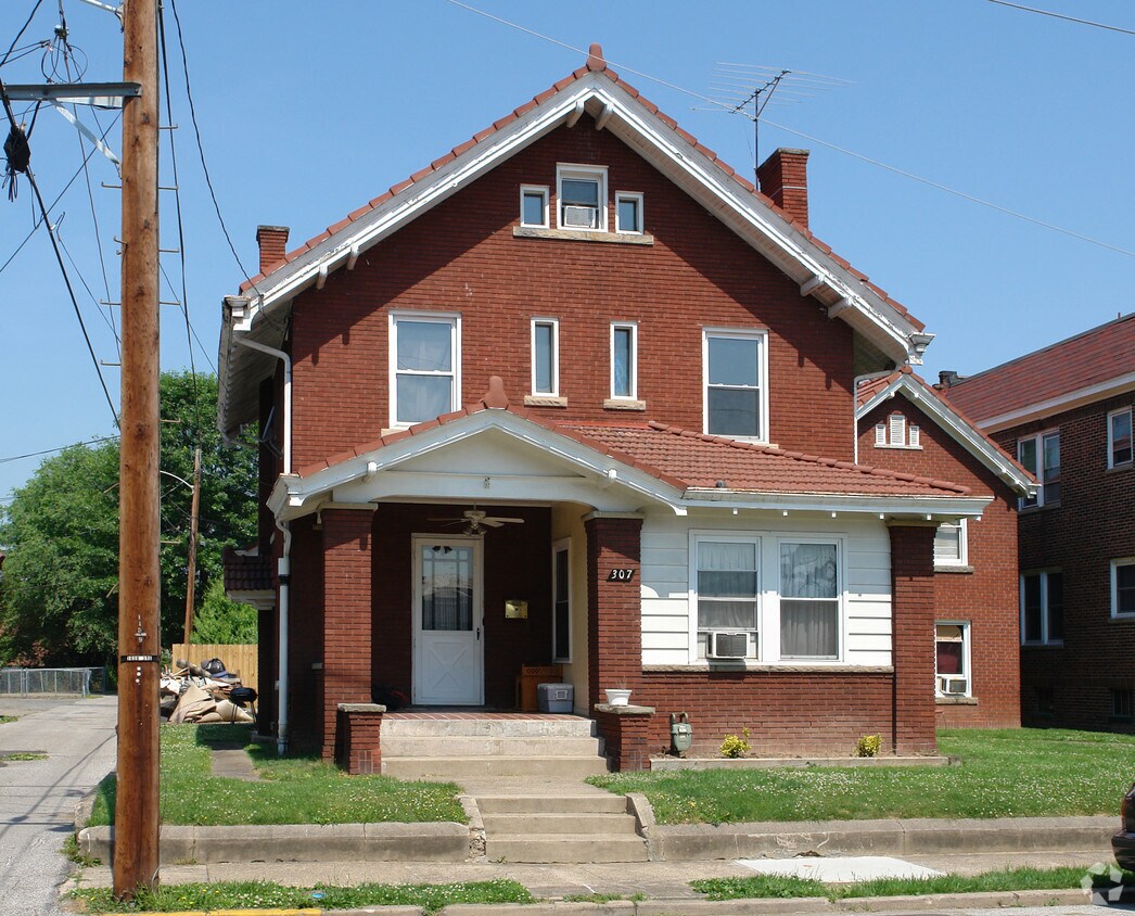 Building Photo - 307 Elm St