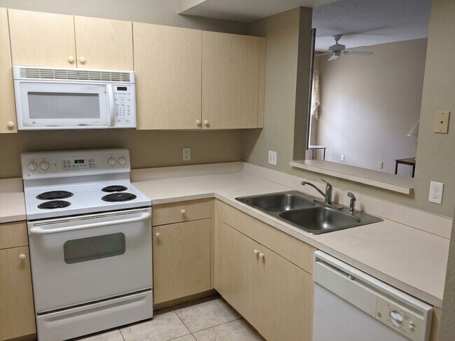 Building Photo - 1103 Golden Lakes Blvd