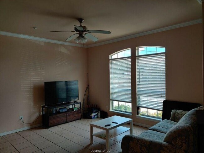 Building Photo - 305 Holleman Dr E