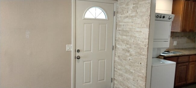 Foto del edificio - 4568 W 170th St