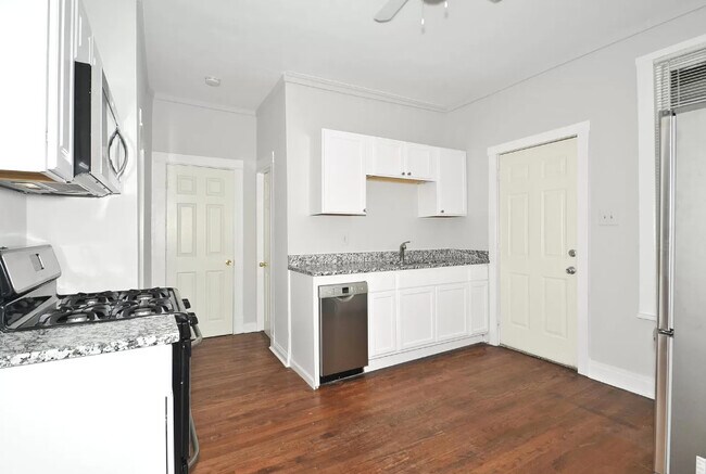 Building Photo - 2033 N Avers Ave