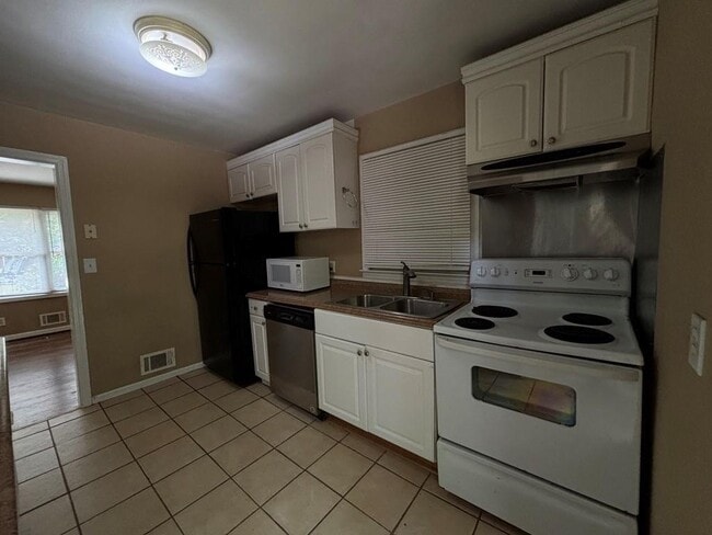 Foto del edificio - 2223 Dillard St