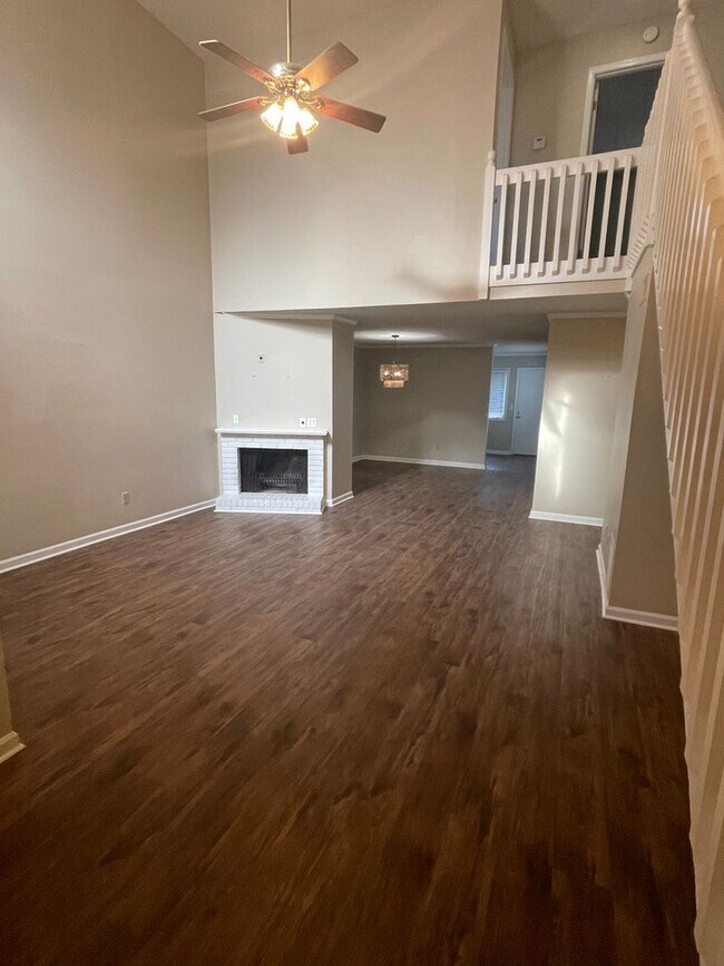Foto del edificio - 3BD/2BA Townhouse Located in the Heart of East Memphis