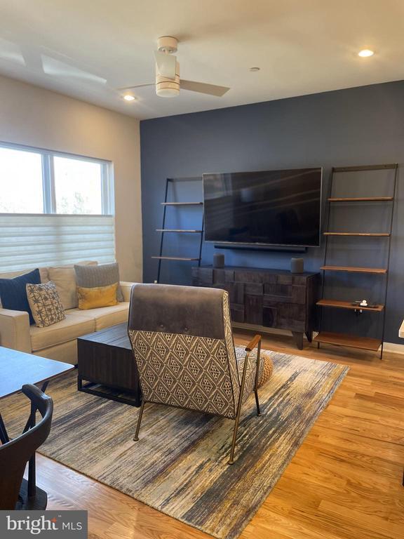 Foto del edificio - 7040 Pipers Glen Wy