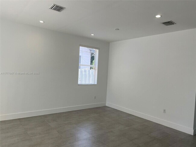 Building Photo - 3663 SW 15th St