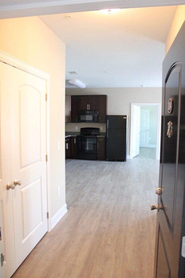 Building Photo - 2 Bedroom, 2 Bath Apartment for Rent