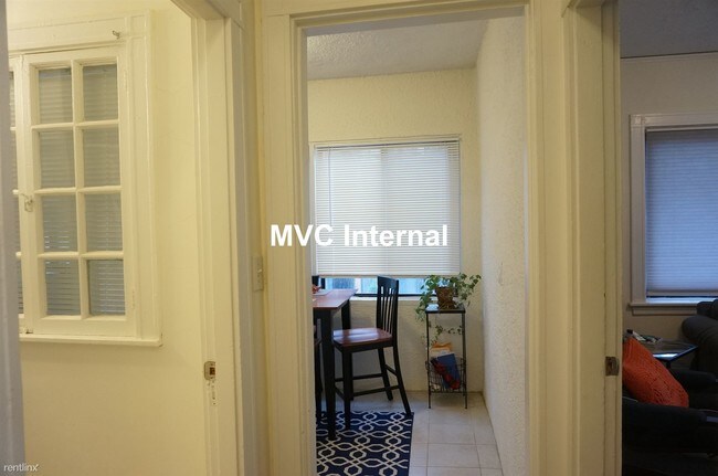 Building Photo - 1 br, 1 bath  - 230 Walnut St