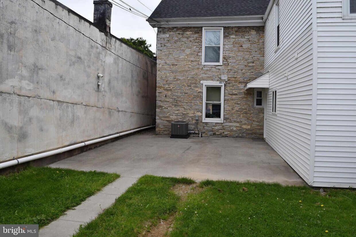 15 E Main St, Hummelstown, PA 17036 Room for Rent in Hummelstown, PA