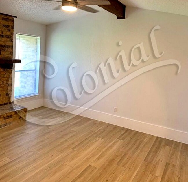 Foto del edificio - AVAILABLE NOW; APPLY AT OUR WEBSITE