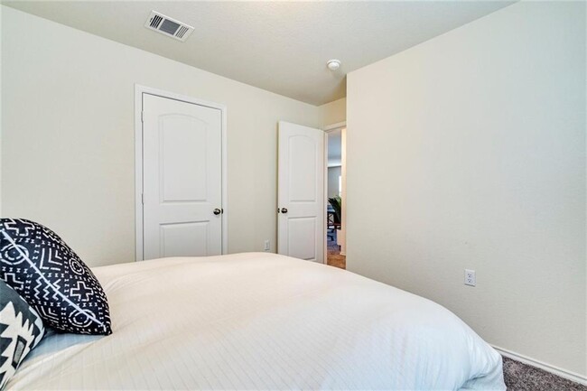 Foto del edificio - 6904 Midlothian Dr