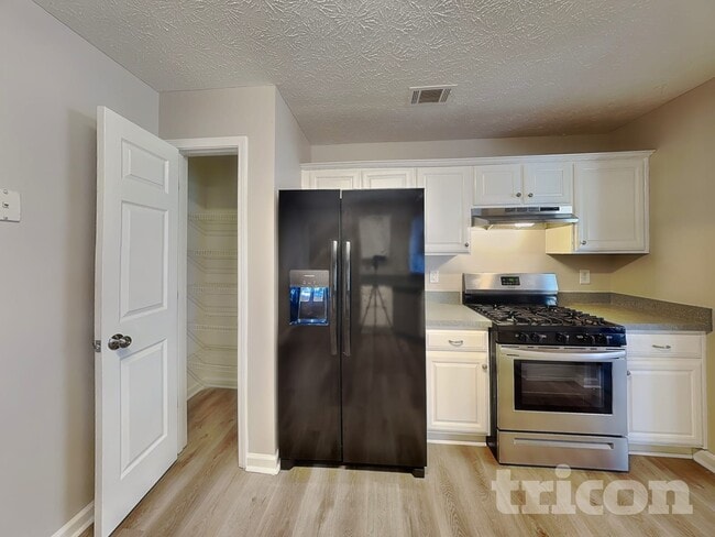 Building Photo - 201 Sandstone Dr