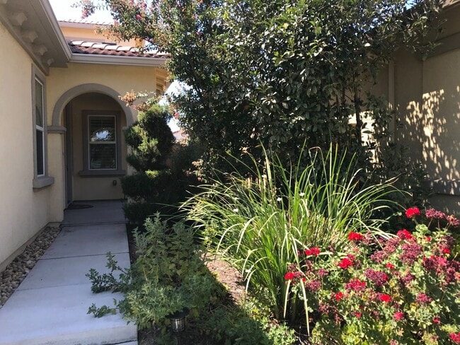 Building Photo - Beautiful 5 Bedroom, 3.5 Bath Mountain House Home W/ Office