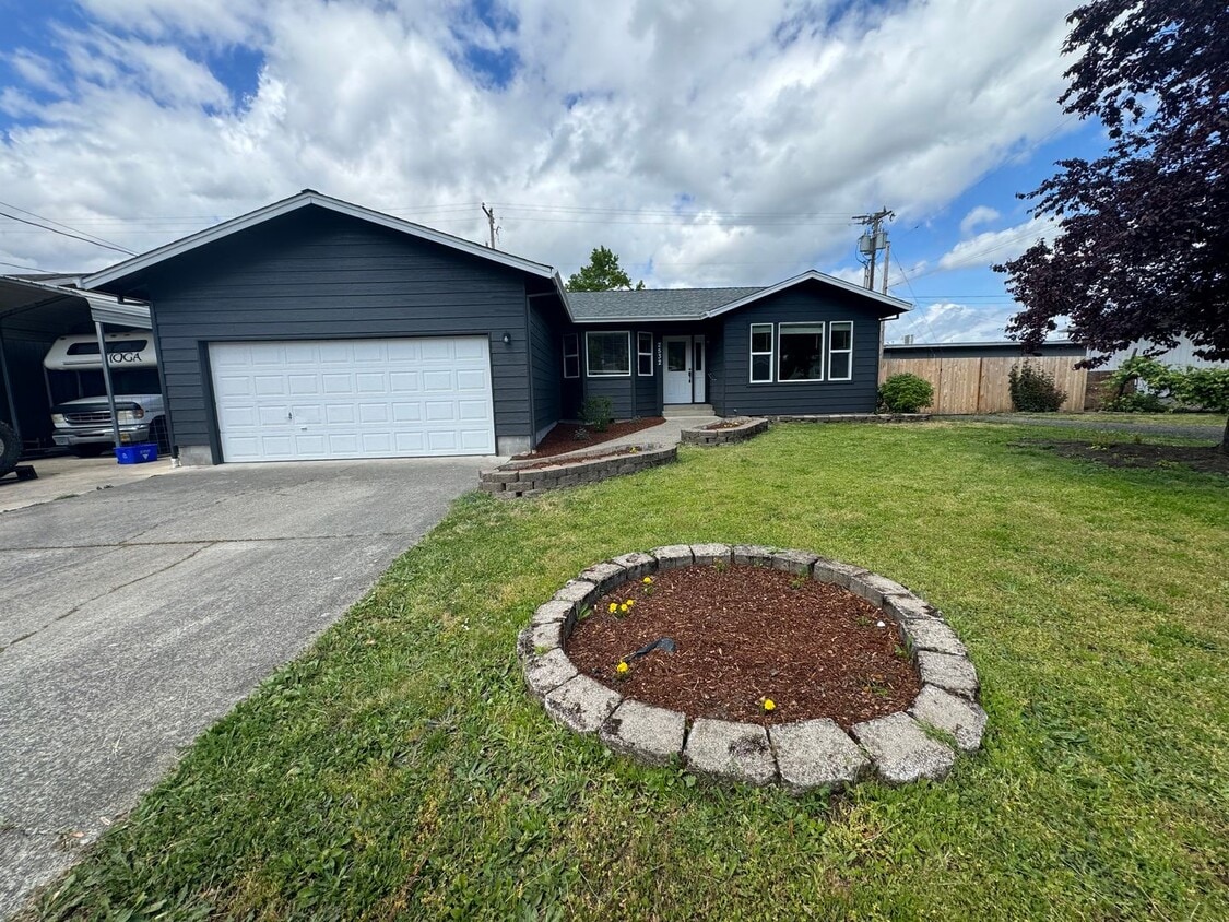 Primary Photo - Updated 3 bedroom house