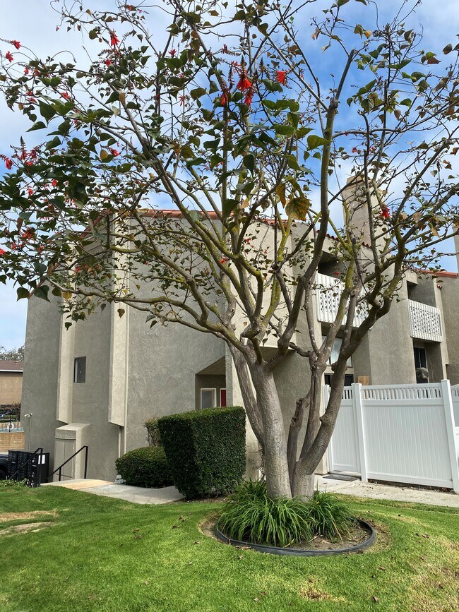 Great end-unit location - 380 W Wilson St