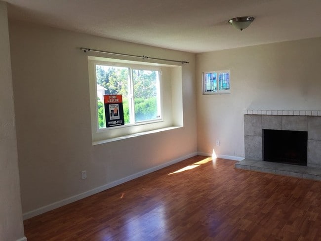Building Photo - 3 Bedroom House in Encanto!