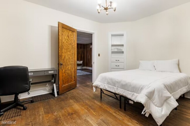 Foto del edificio - 6 br, 1.5 bath House - 867 Lancaster Avenue