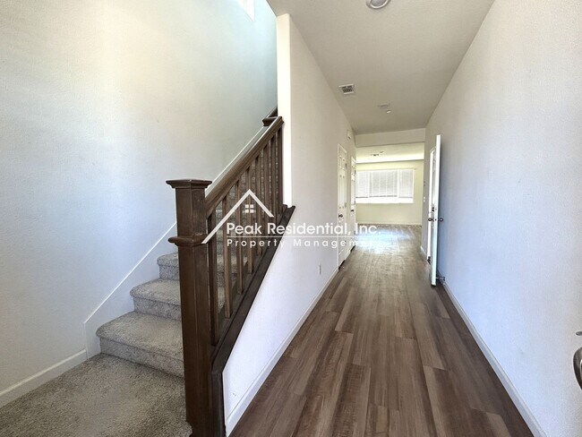 Foto del edificio - Beautiful Newer Folsom 4bd/2.5ba in Gated Community!