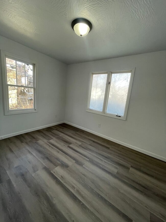 Building Photo - Available Now 2 bedroom 1 bath home