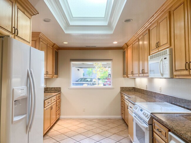 Foto del edificio - Townhome with Stunning Vasona Lake & Foothill Views Near Downtown Los Gatos