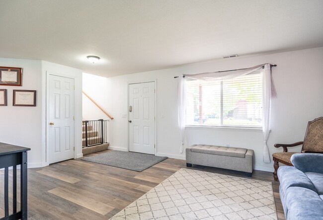 Foto del edificio - Large 4 Bedroom 2 Bathroom Pet Friendly Home