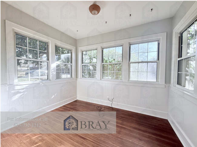 Building Photo - Charming & Spacious 1930s Home in a Centra...