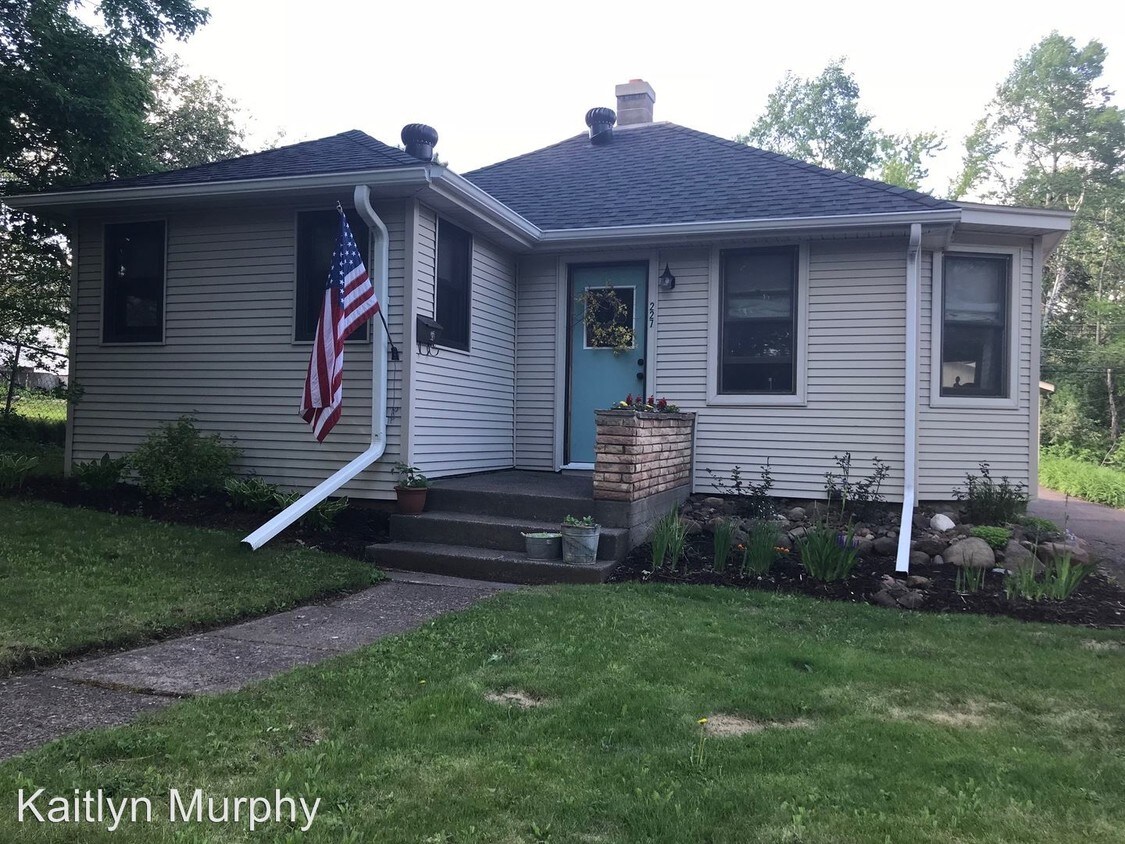 2 br, 1 bath House 227 W Wabasha Street House Rental in Duluth, MN
