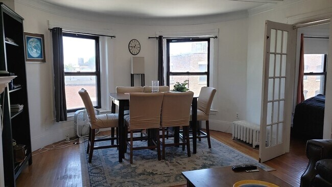 Building Photo - 924 Beacon St