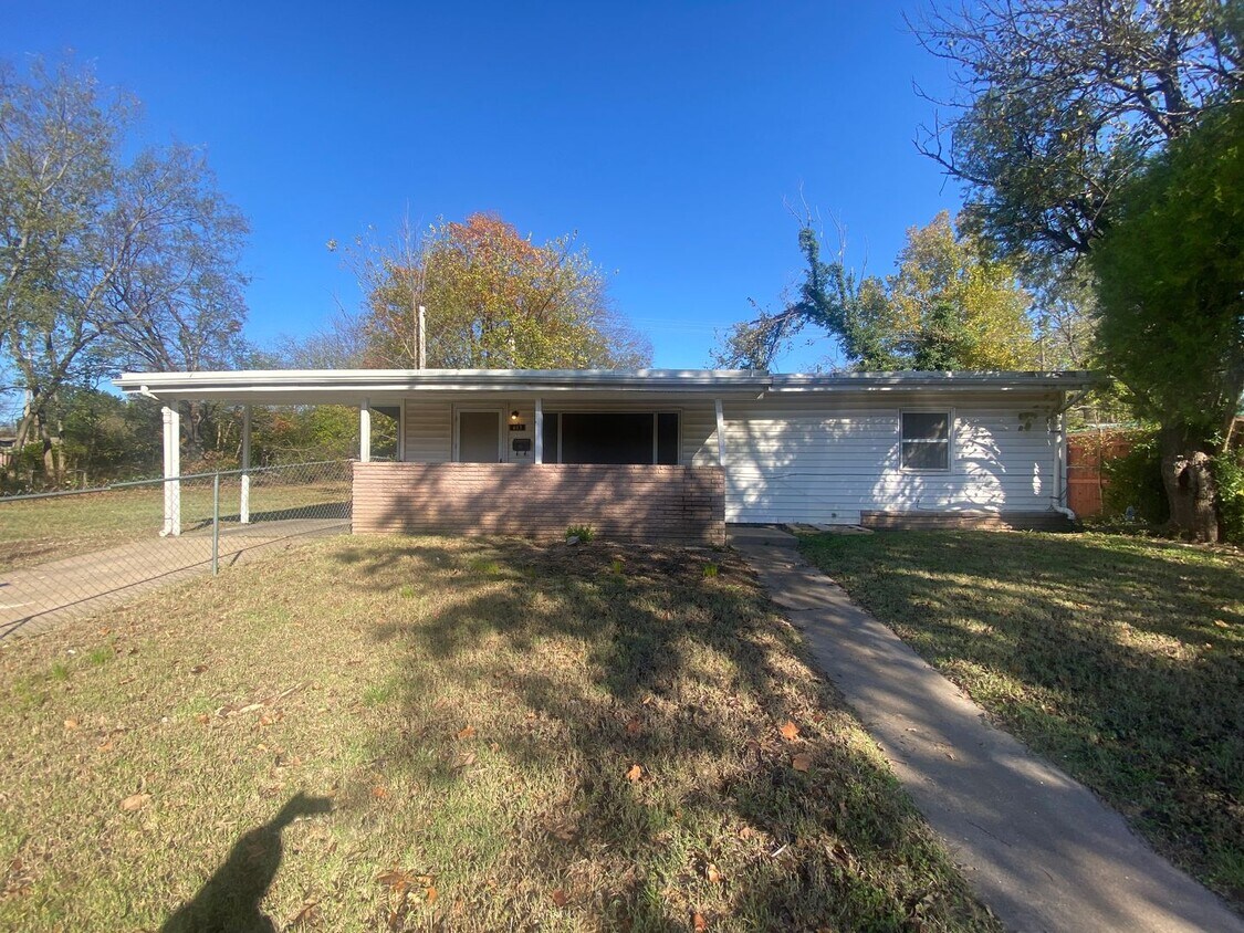 Foto principal - Updated 3 bed 1 bath