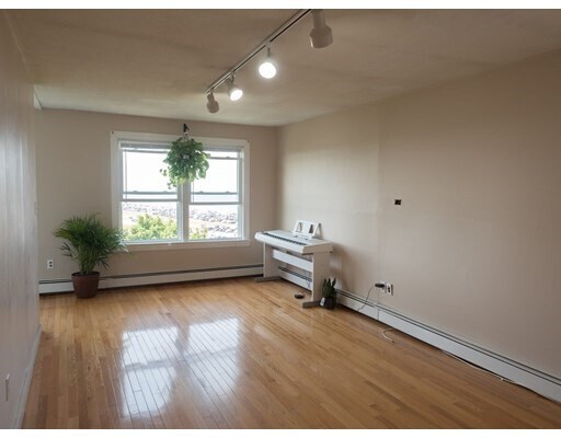 Foto del edificio - 37 Merrill Rd