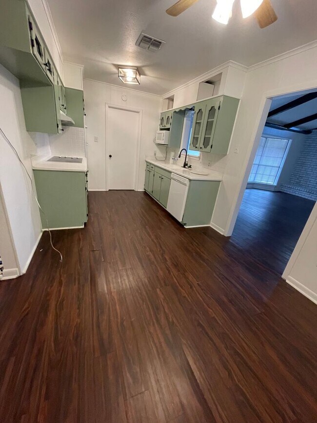 Building Photo - Beautiful 3 Bedroom Home in Southern Hills