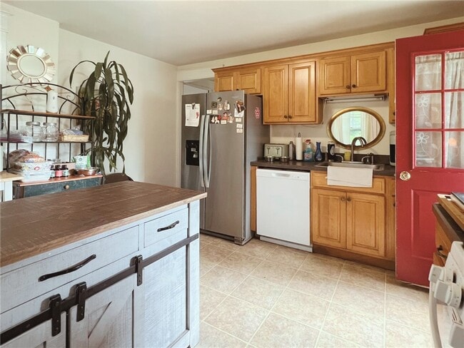 Building Photo - 7 Country Club Dr