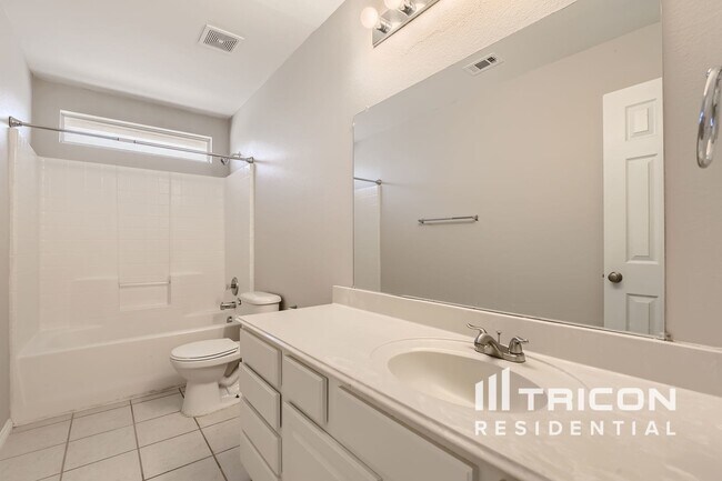 Building Photo - 421 Emerald Creek Dr