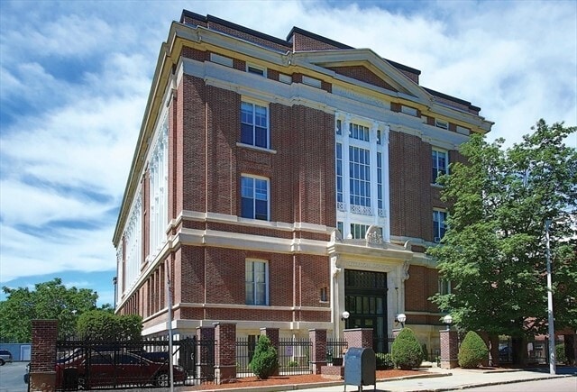 Building Photo - 240 Heath St