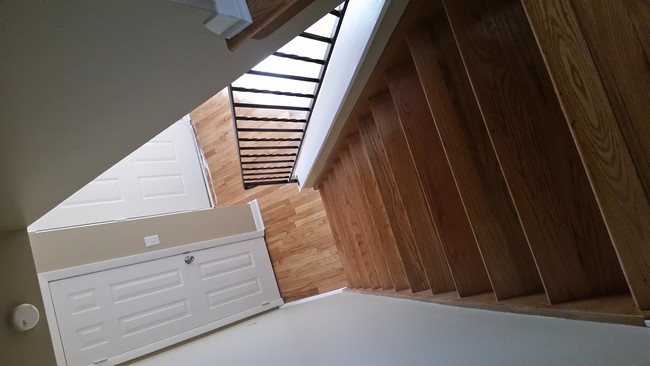 Escaleras - Sutton Court Townhomes