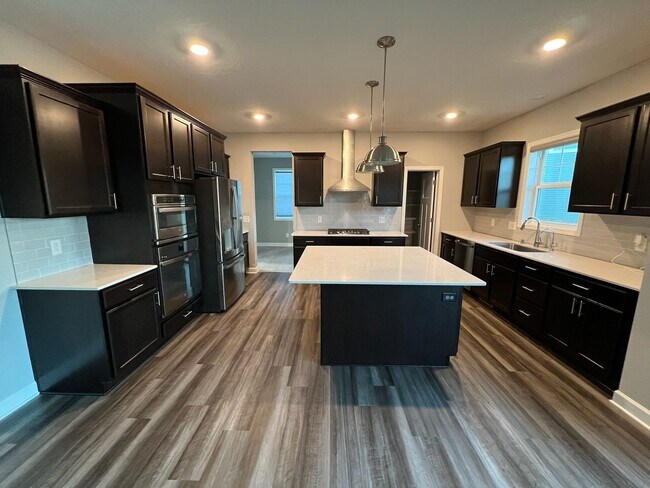 Building Photo - Wayzata schools executive home for lease! ...