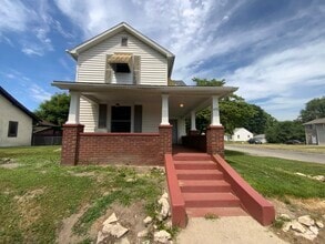 Building Photo - 632 N Sherman St