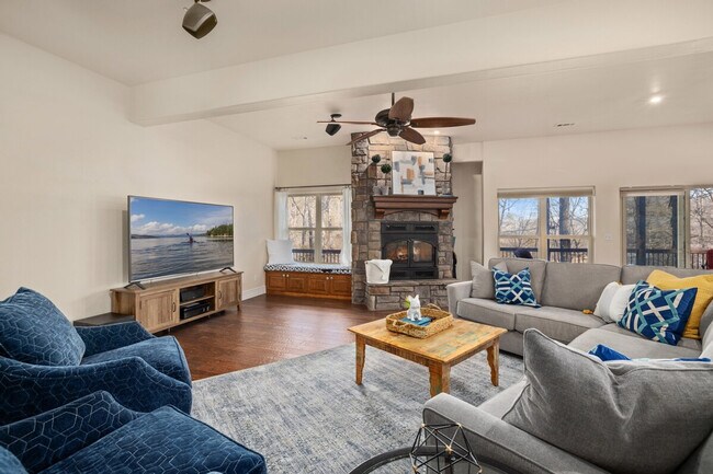 Foto del edificio - 366 Lakeside Rd