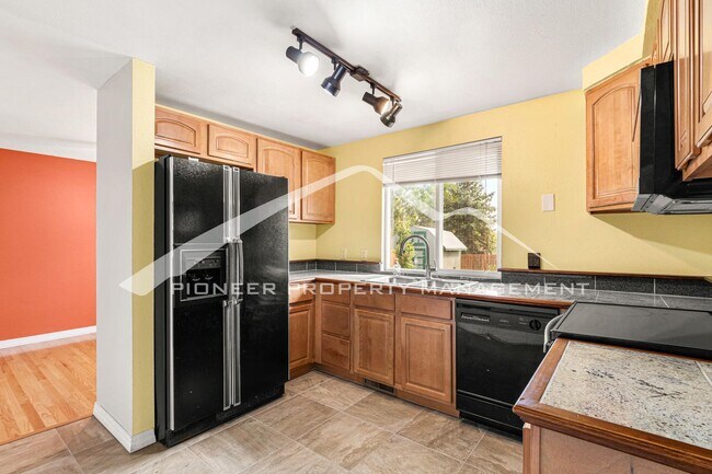 Foto del edificio - Beautiful Home with Fenced Back Yard and A...