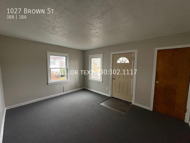 Building Photo - Three bedroom one bathroom home for rent