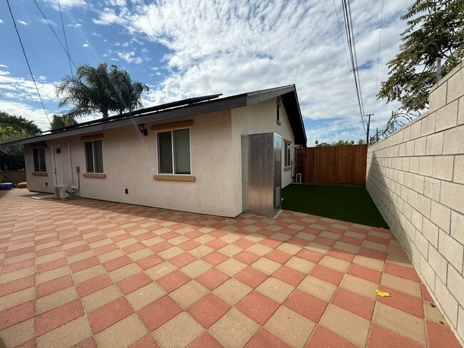 Randolph 8335/8337 - Randolph 8335/8337 Apartment