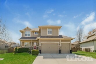 Building Photo - 2817 NE Parkwood Dr