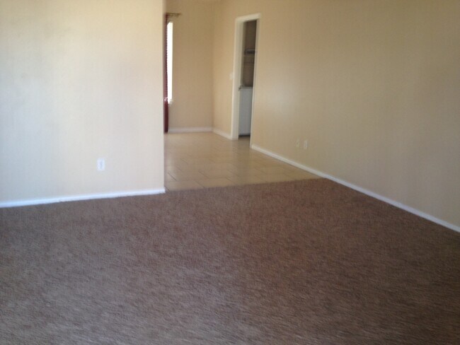 Building Photo - 3 Bedroom 2 Bath Home With Privacy-Fenced ...