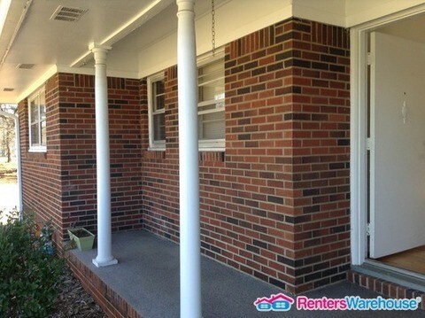 Building Photo - Stunning 3 bds, 2.5 bath, amazing location!