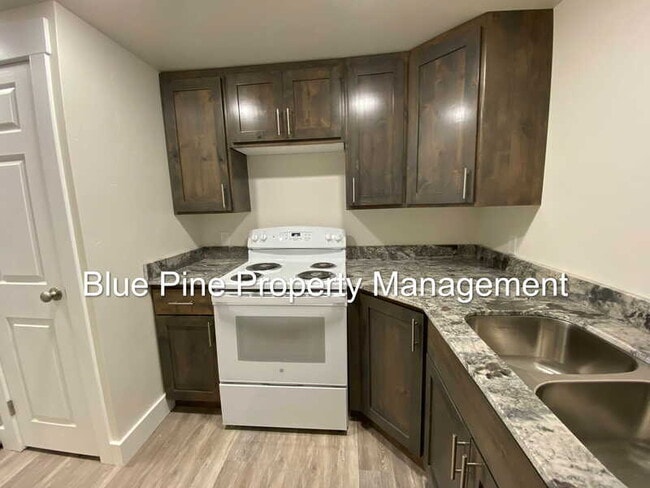 Building Photo - 411 Gladstone St