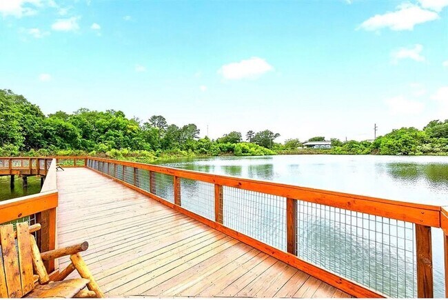 Building Photo - Tuscany Place, a GATED COMMUNITY in  Tuskawilla –  Winter Springs’ most desirable areas!   CALL S...