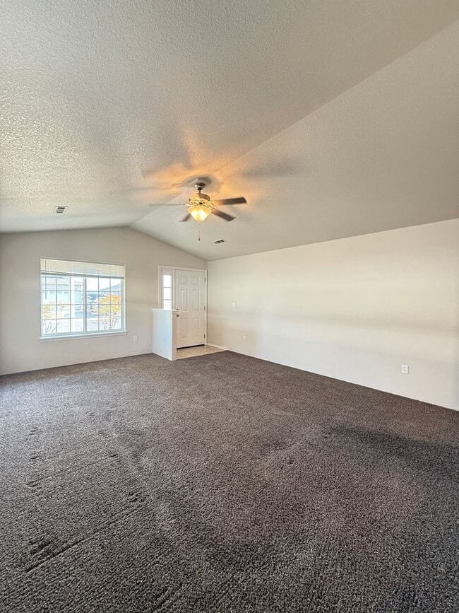 Building Photo - 3 bedroom, 2 bath home in White City!