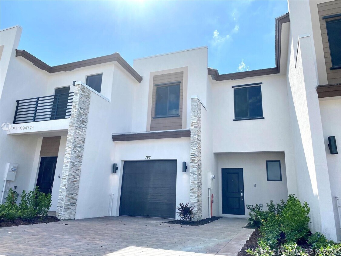 Foto principal - 788 NE 208th St